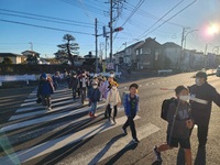 地域・保護者の方に見守られ元気に登校する大東っ子