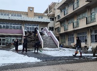 除雪をする先生たちです