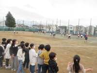 校庭のクラブを見学しています(3-2)