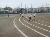 上手に体を傾けてコーナリングしています